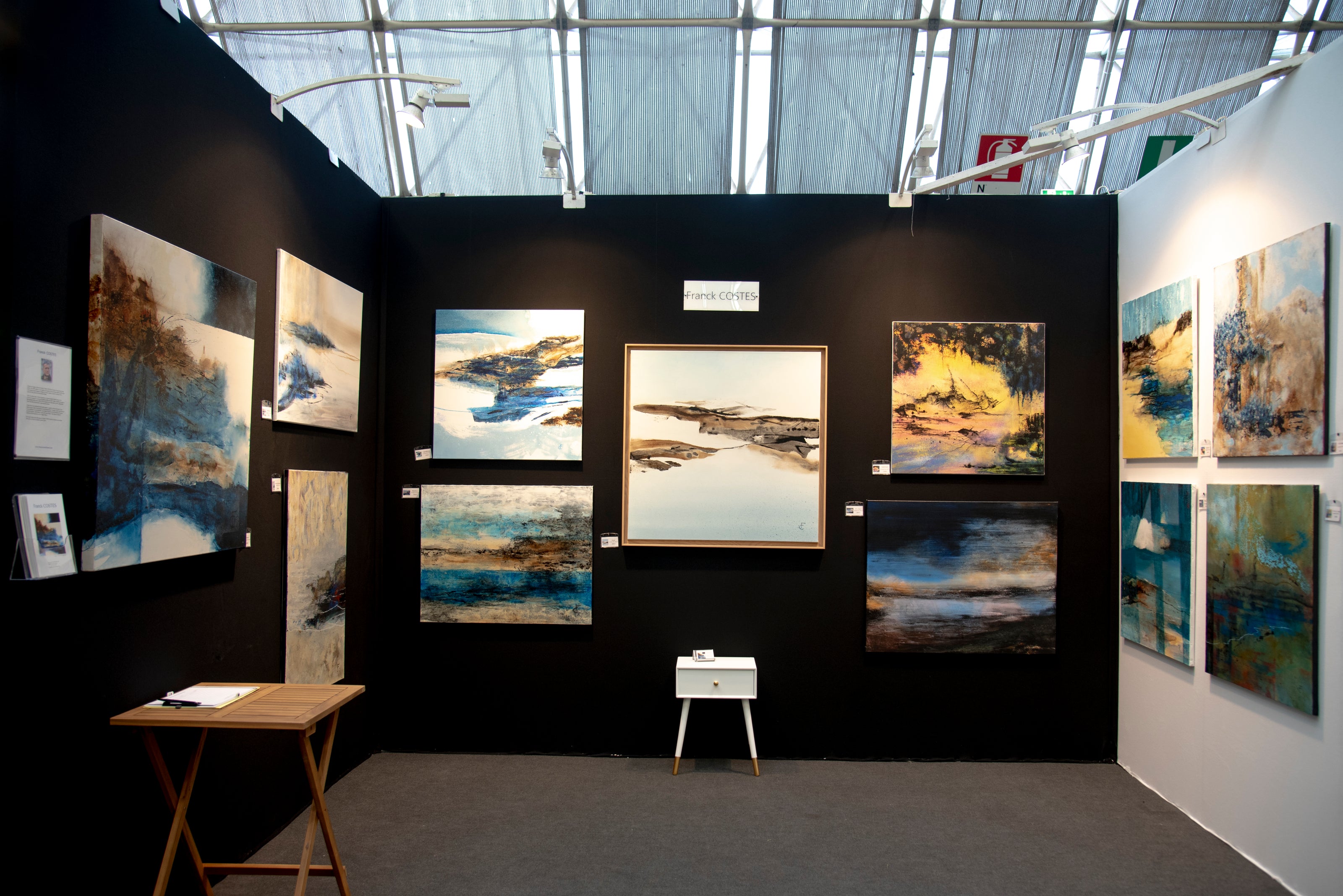 Exposition d’art en intérieur présentant des œuvres contemporaines dans un espace de galerie.