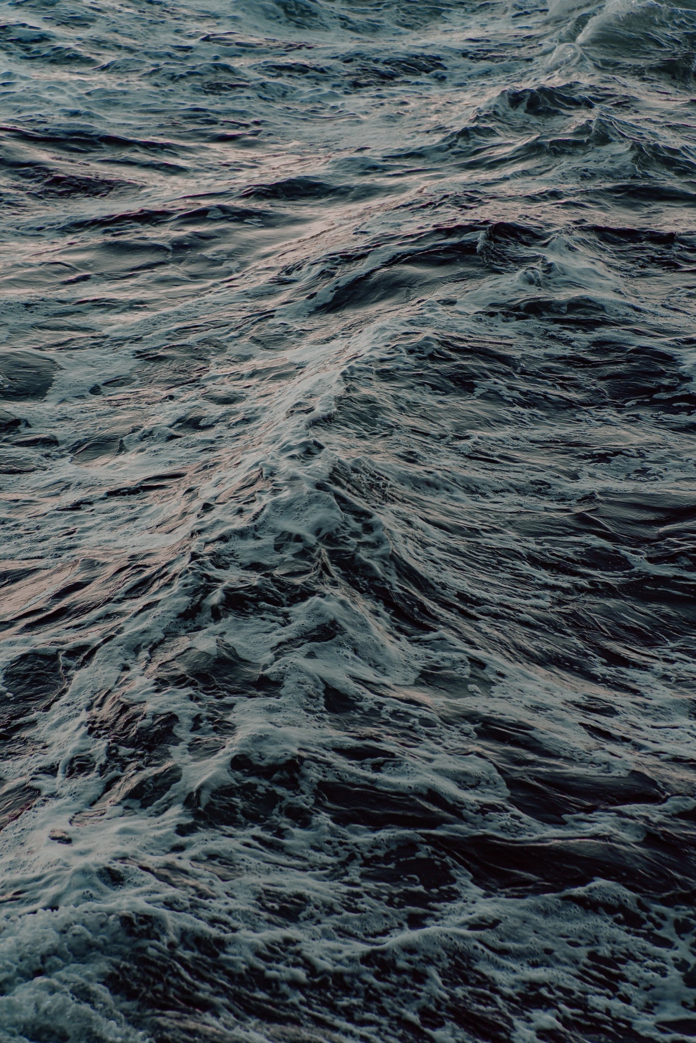 Surface de l’océan avec des vagues douces se déplaçant de manière rythmique à travers l’eau.